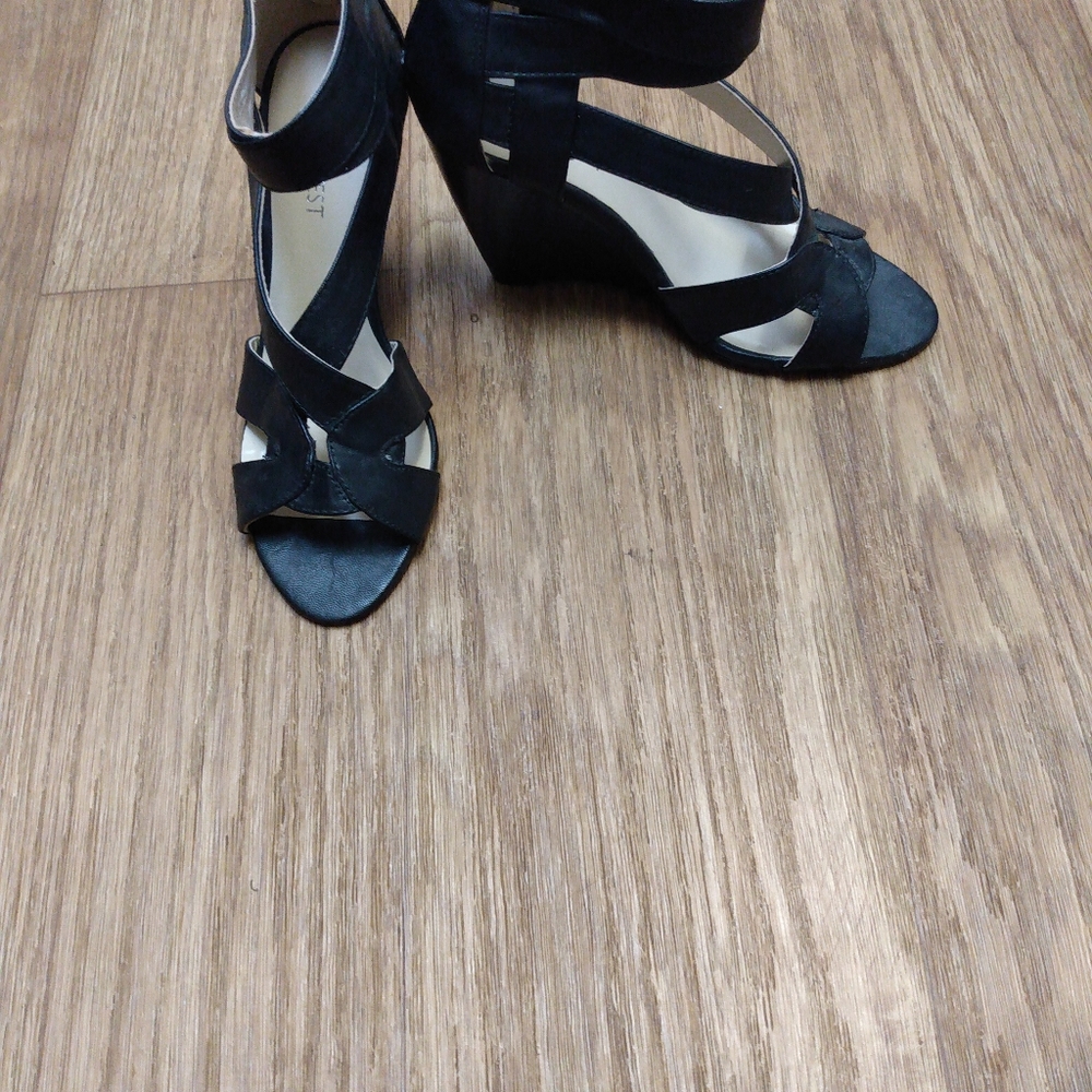 Shoes - Picture 4 of 6
